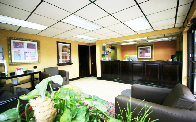 Deluxe Inn Fayetteville - I-95 Exit 49