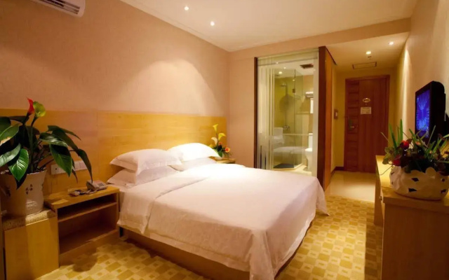 Nanning Hawks Holiday Hotel