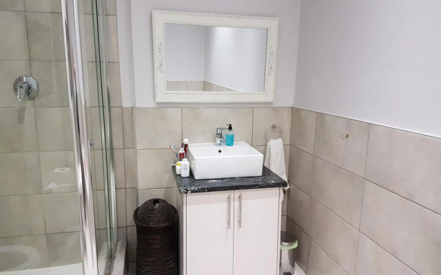 Modern, centrally located Dorp street Apartment