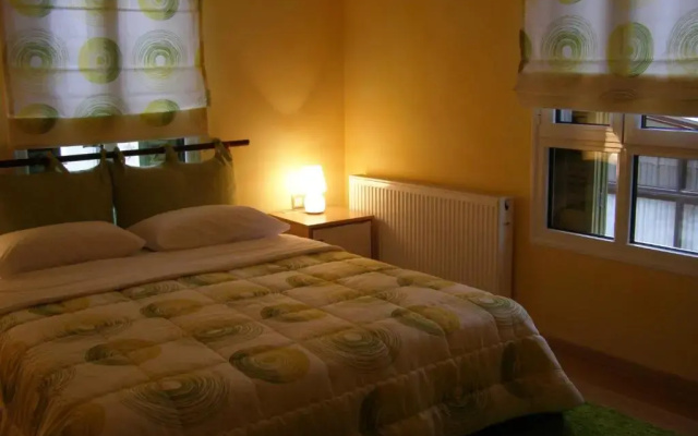 Room "honeybee" in a neoclasical house