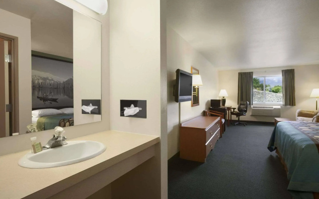 Super 8 by Wyndham Salmon