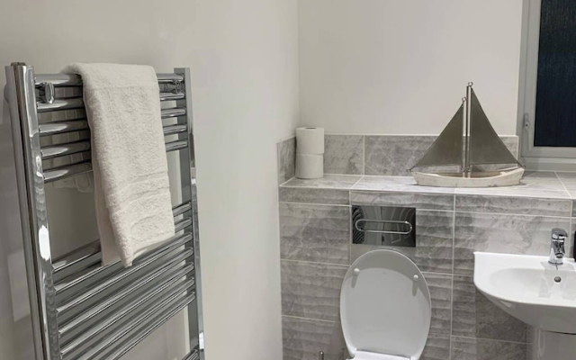 House- Sleeps 6 & Free Parking