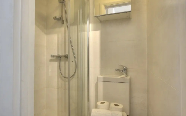 R1 Medium Studio