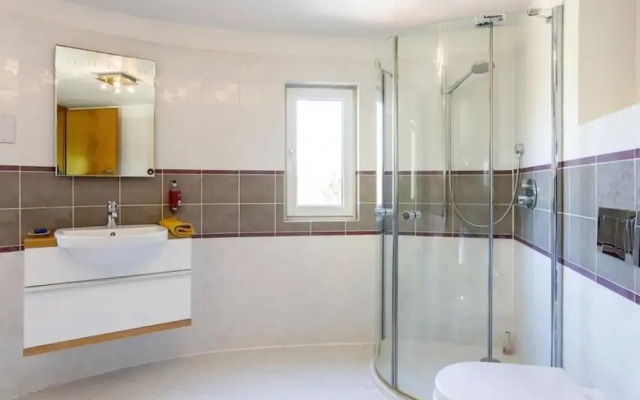 Sleeps10/18-parking-garden-pool-hottub-balcony