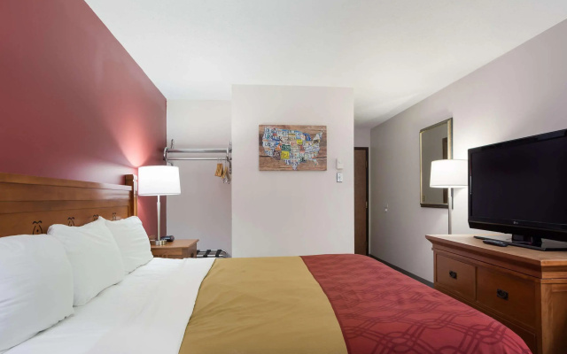Econo Lodge Inn & Suites Escanaba North