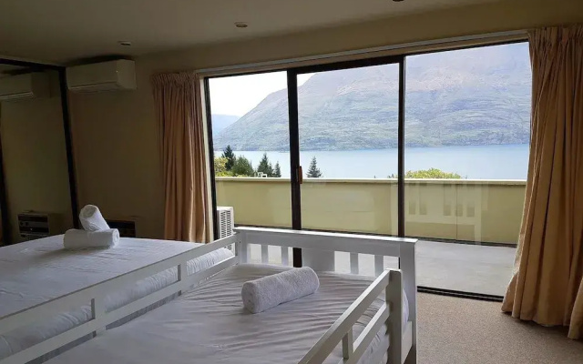 Queenstown Lakeview Holiday Home