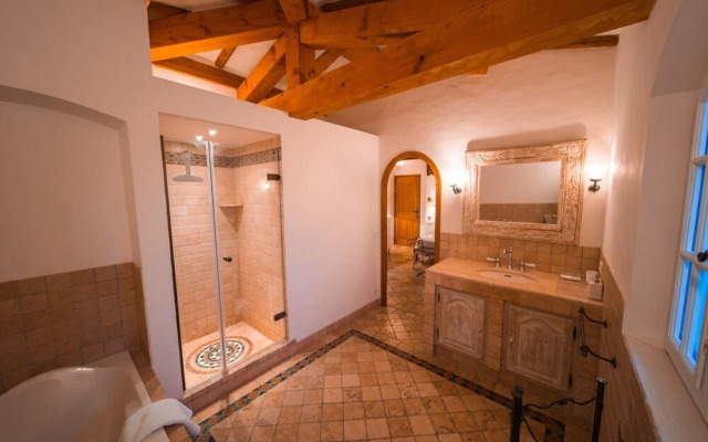 Villa with Spa, Pool and View of St Tropez's Gulf