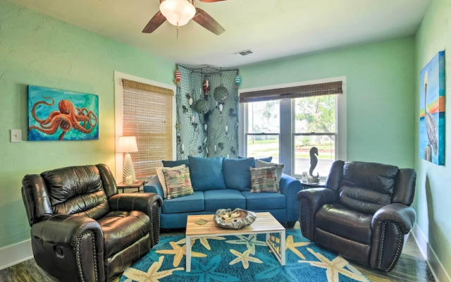 2 Mi to Beach & Seawall! Coastal Winter Escape