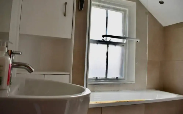 Newly Renovated 2 Bedroom Georgian House in Fairview