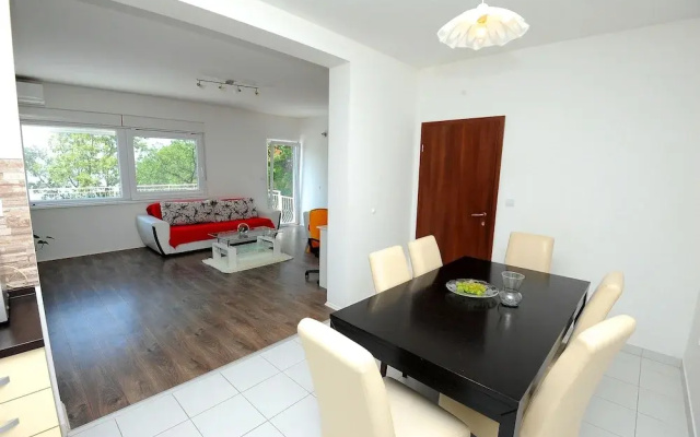 Holiday House With Pool