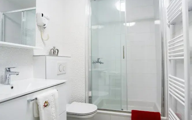 Crown Apartment