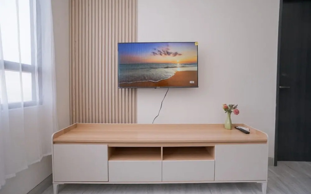 Good and Cozy 2BR at Collins Boulevard Apartment