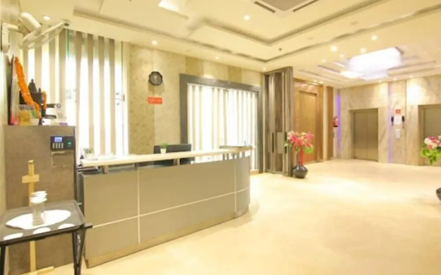 C Pearls Hotel  Banque by OYO Rooms