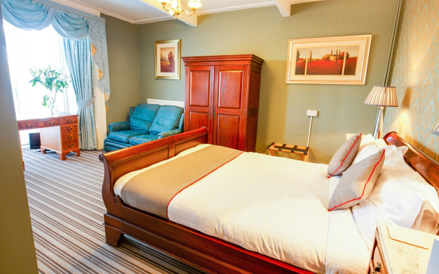 OYO Lamphey Hall Hotel