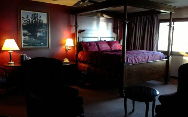Horseshoe Bay Lodge