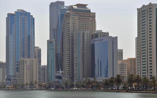 Отель Hilton Sharjah ОАЭ, Шарджа - 10 отзывов об отеле, цены и фото номеров - забронировать отель Hilton Sharjah онлайн вид на фасад