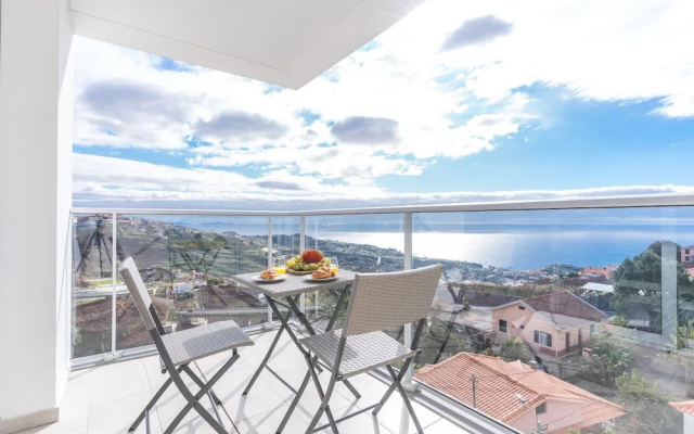 Horizonte Completo II by Atlantic Holiday
