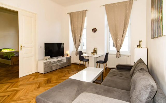 Raimond Apartment