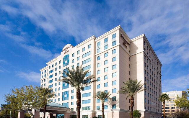 Отель Residence Inn by Marriott Las Vegas Hughes Center вид на фасад