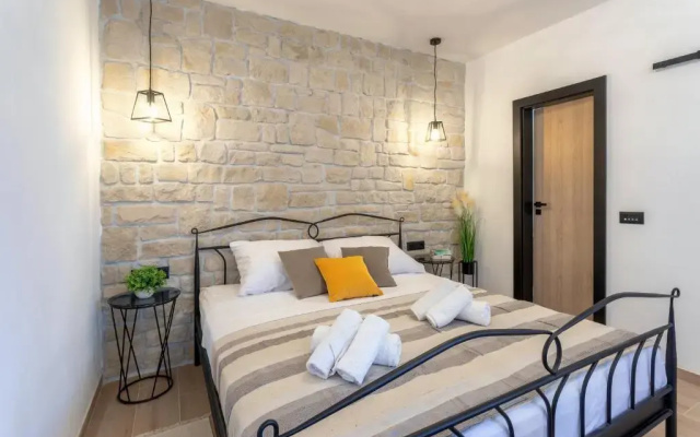 TEONA Luxury Studio Apartment with jacuzzi and terrace sea view