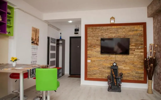 Golden Apartment 1