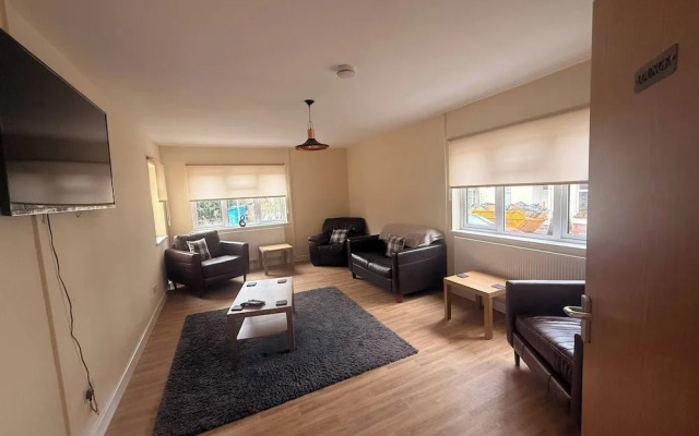Spacious House Sleeps 10 -near Bikepark Wales -central -parking