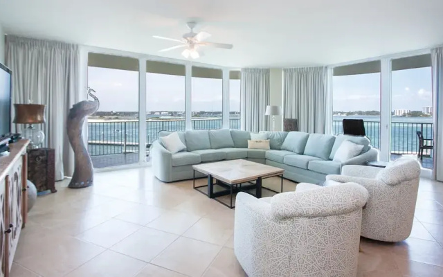 Media Room With Wraparound Views - Unit Crc0302