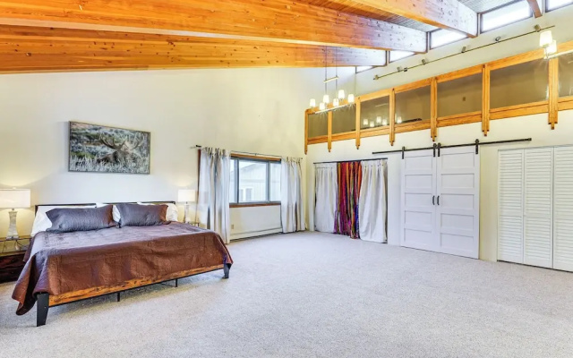 Hike, Ski & Soak! Spacious Anchorage Getaway