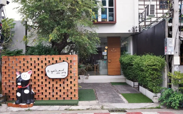 Two Gals And The Pig - Hostel