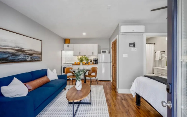 Urban Studio Retreat Near Downtown Houston