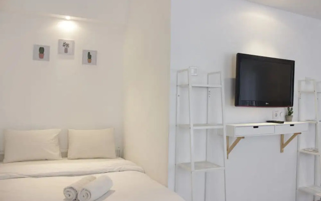 Modern Chic Studio Room at Grand Asia Afrika Apartment