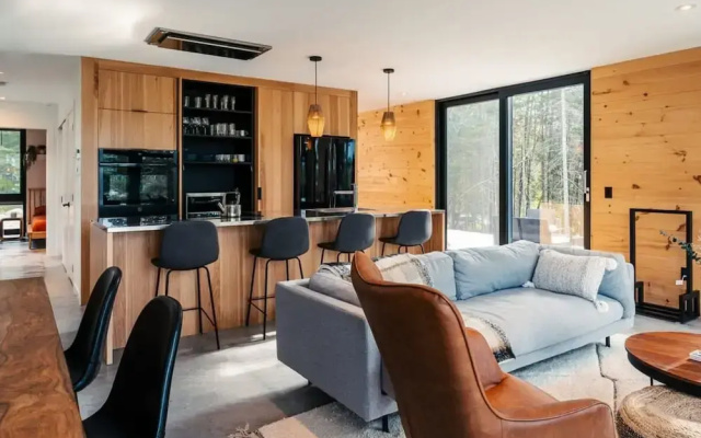 Bright Chalet With hot tub and Indoor Sauna