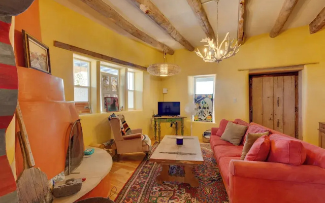 Santa Cruz Home w/ Mountain Views!
