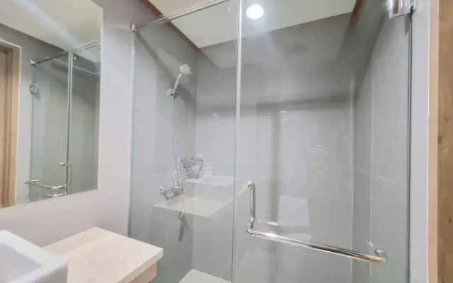 Warm And Minimalist Studio Apartment At Patraland Amarta