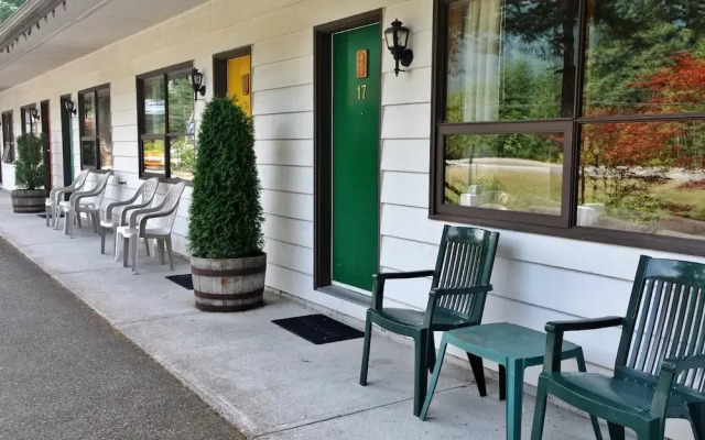 Colonial 900 Motel