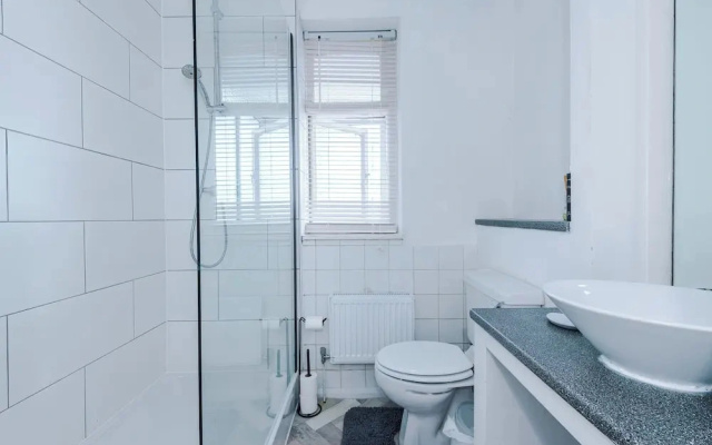 Luxury 3 Bed - 6 min to Airport