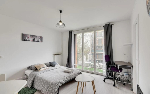 Budget apart with balcony near Paris