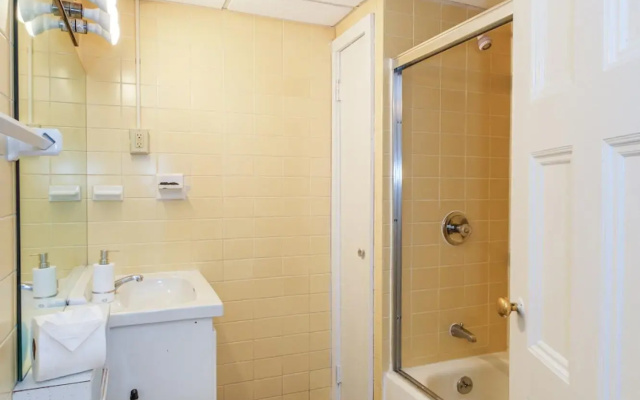 Gorgeous 1BR + View | Theatre District | Evonify