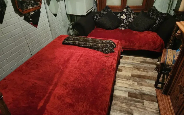 Room in House - 2 Floors 2 Bedrooms Near Central Station
