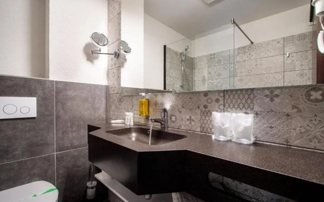 River Hotel & Spa