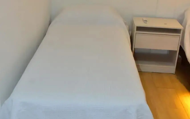 Habitación con oficina a la calle