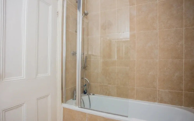 3 Bedroom Apartment by Battersea Park