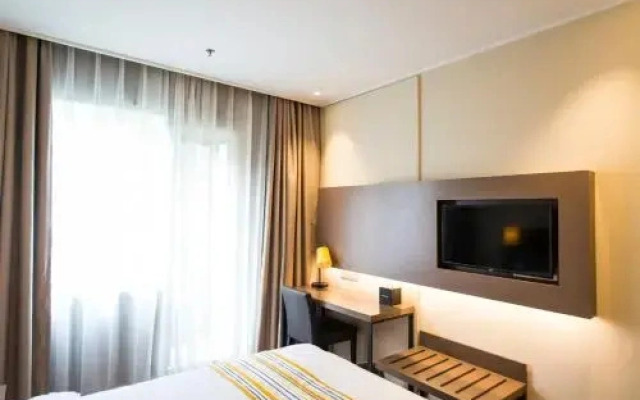 Home Inn Plus Shanghai Pudong Airport Chuangsha Metro Station