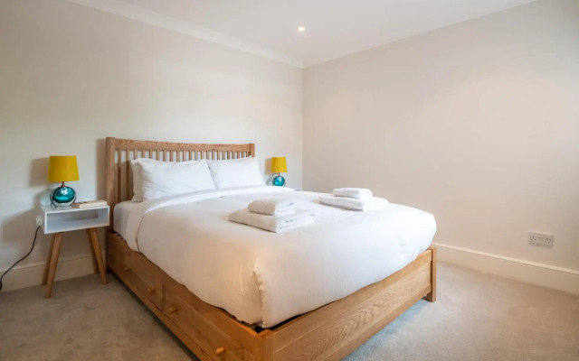Pleasant Putney Home Close to the Tube Station