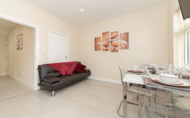 Homely Spaces Large 2-bed Apartment in Bedford