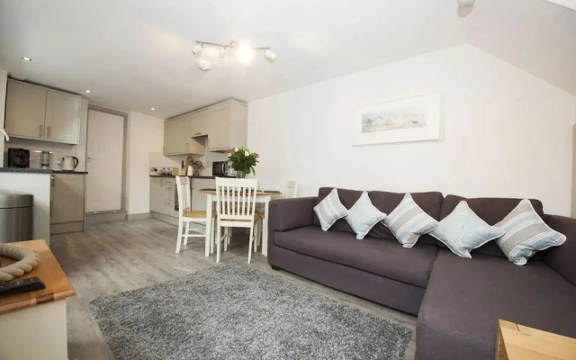 2 Bed Cottage - Sleeps 4 - Pets - Patio - Parking