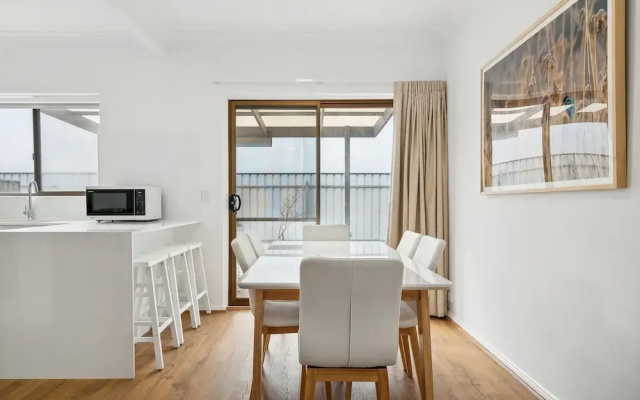 Coastal Luxury: 3-bed Townhouse 150m From Beach