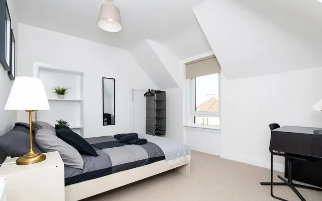 2 Bedroom House-free Parking