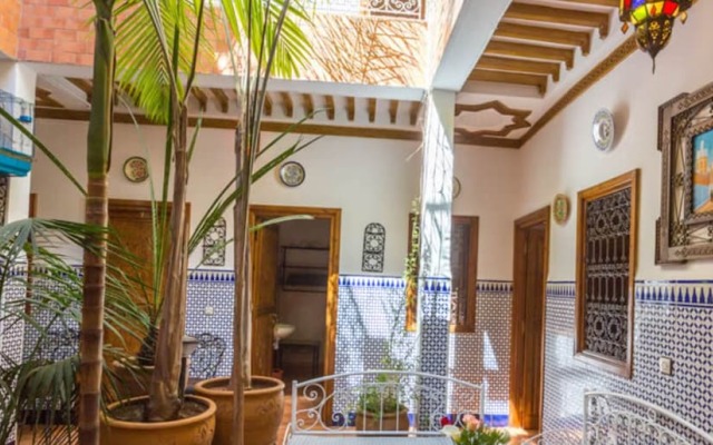 Hotel Atlas вид на фасад