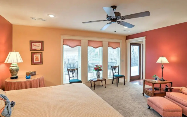 Beautiful Central Fayetteville Townhome w/ Views!
